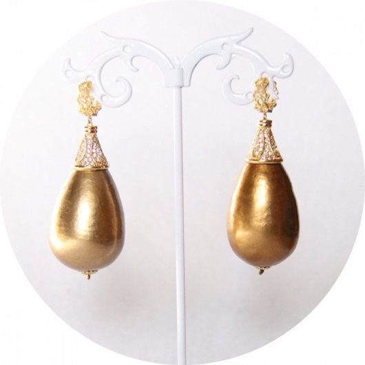 Boucles d'oreilles baroques grande goutte perle bronze et attaches dormeuses dorées strassées