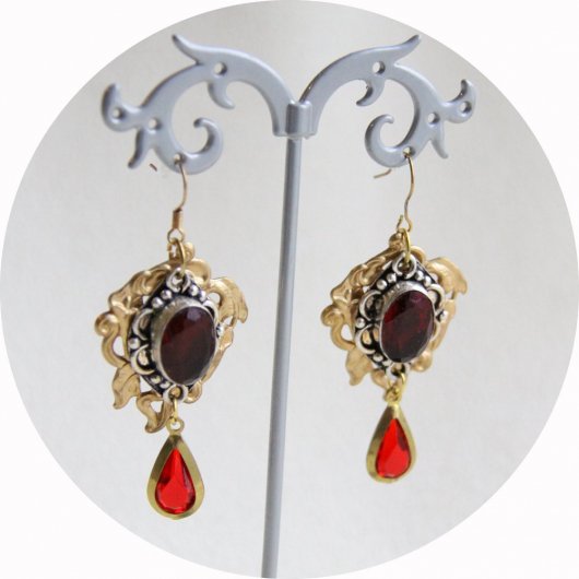 Boucles d'oreilles pendantes Art Nouveau rouge rubis et estampe en laiton doré lys