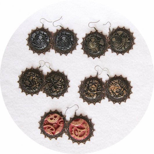 Boucles d'oreilles pendantes Steampunk thème Cthulhu noir ou rouge et cuivre
