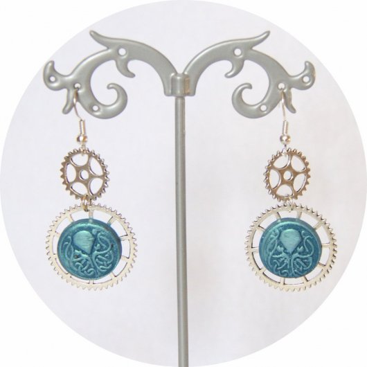 Boucles d'oreilles pendantes Steampunk thème mini Cthulhu bleu et engrenage argent