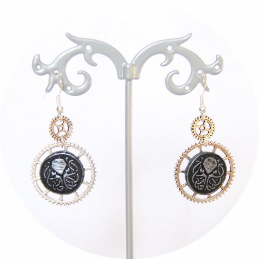 Boucles d'oreilles pendantes Steampunk thème mini Cthulhu noir et engrenage argent
