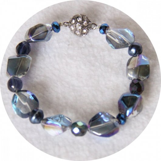 Bracelet bleu foncé en perles de nacre et cristal