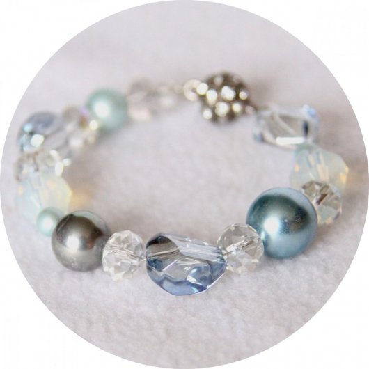 Bracelet bleu glacier en perles de nacre et cristal