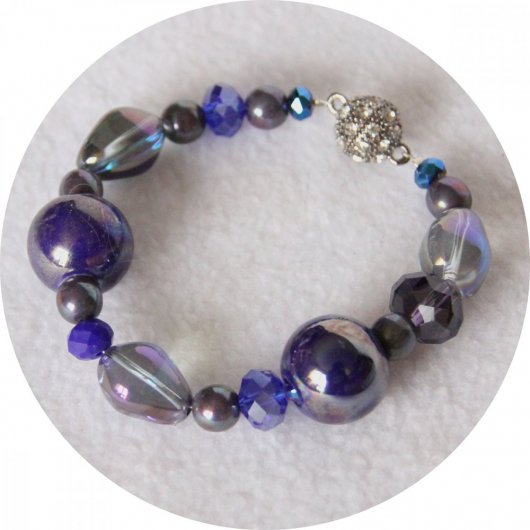 Bracelet bleu marine en perles de céramique et cristal