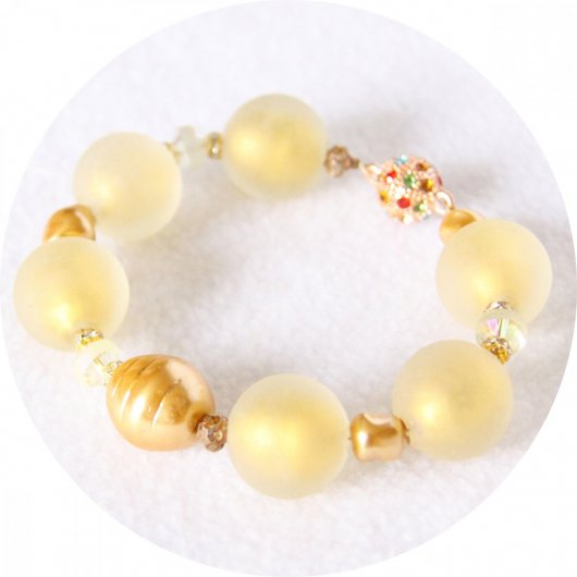 Bracelet à grosses perles de verre blanc doré