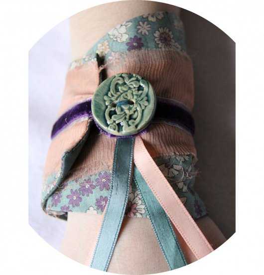 Bracelet manchette en tissu bleu canard à fleurs et rubans de velours mauve