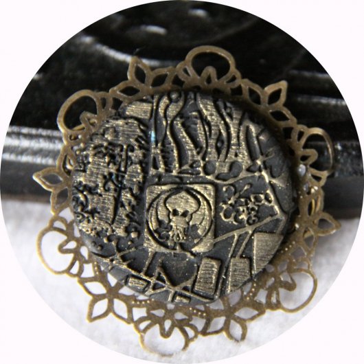 Broche médaillon rond Steampunk thème Cthulhu noir et bronze