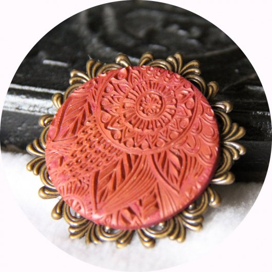 Broche ronde légère bordeau mandala sur estampe cuivrée