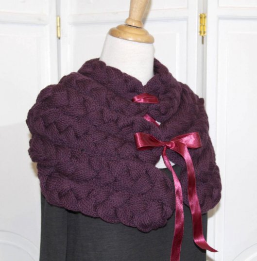 Chauffe épaule en laine mauve tricoté avec noeud en satin