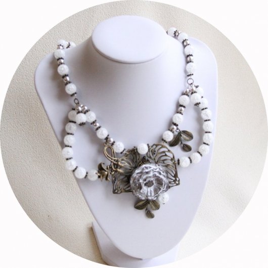 Collier floral coquelicot blanc en céramique et perles en quartz blanc