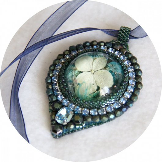Collier médaillon hortensia bleu serti de perles japonaises