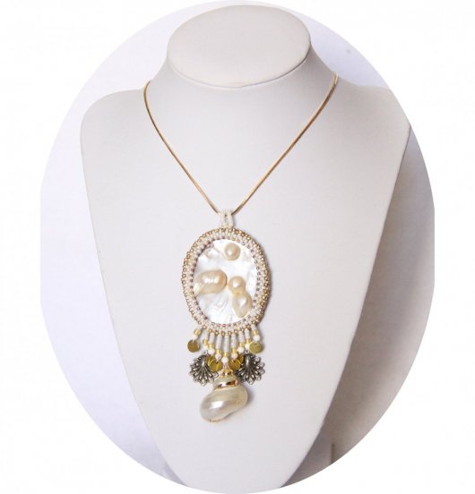 Collier médaillon de nacre et coquillage brodé de perles blanc et or