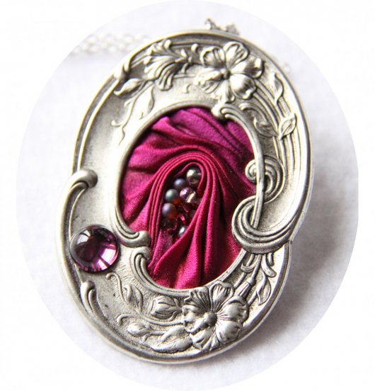 Collier médaillon ovale en ruban de soie shibori rose fuchsia et cadre argenté Art Nouveau