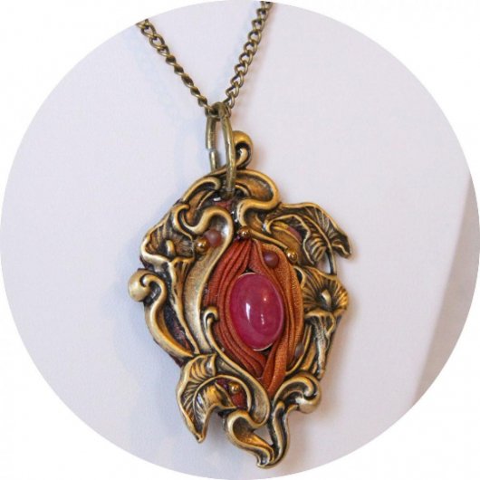 Collier Art nouveau médaillon Lys en ruban de soie shibori orange cabochon pierre rose et laiton bronze