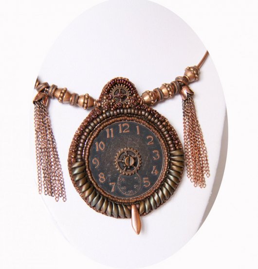 Collier steampunk tour de cou cadran de montre cuivre et en broderie de perles