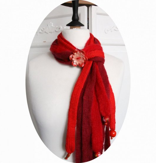 Echarpe en laine multirang en laine rouge et bouton en céramique rouge