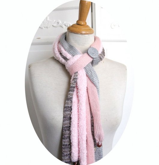 Echarpe en laine multirang en rangs de laine rose et gris perle et bouton gris argent