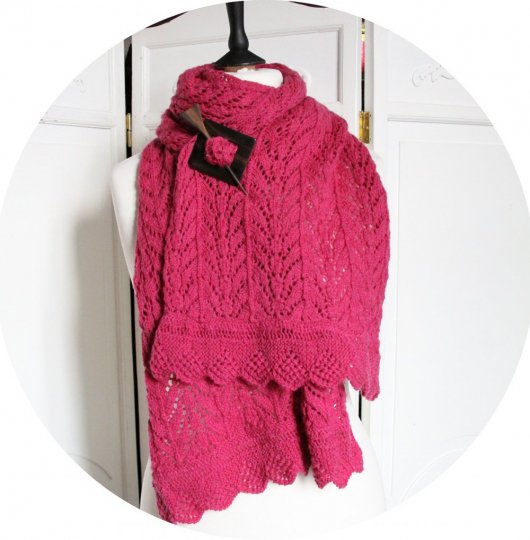 Echarpe en laine rose tricotée main et attache en bois