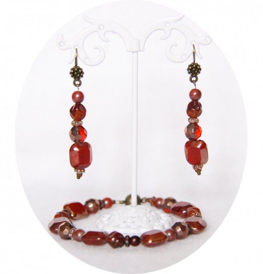 Ensemble bracelet et boucles d'oreilles en perles rouges et cuivre