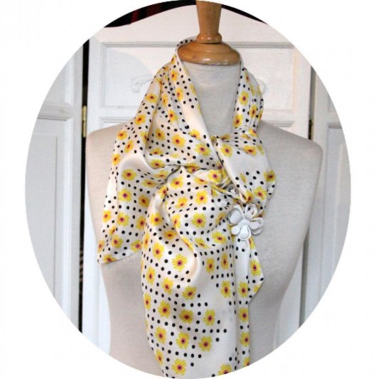 Foulard en soie grand carré de twill écru imprimé de fleurs jaunes et pois noirs