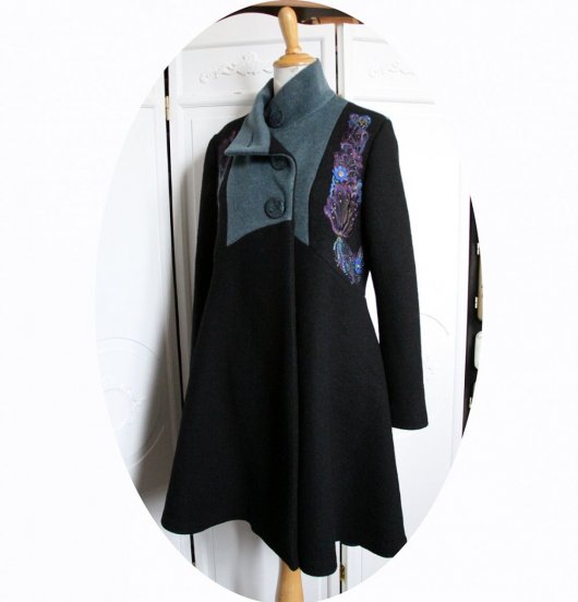 Manteau Spencer de forme trapèze en drap de laine bleu et noir brodé à la main motif plumes