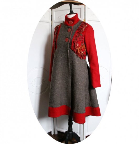 Manteau Spencer de forme trapèze en laine rouge et beige cuivré brodé à la main