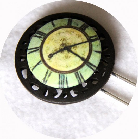 Pic à cheveux bouton noir et vert clair motif horloge